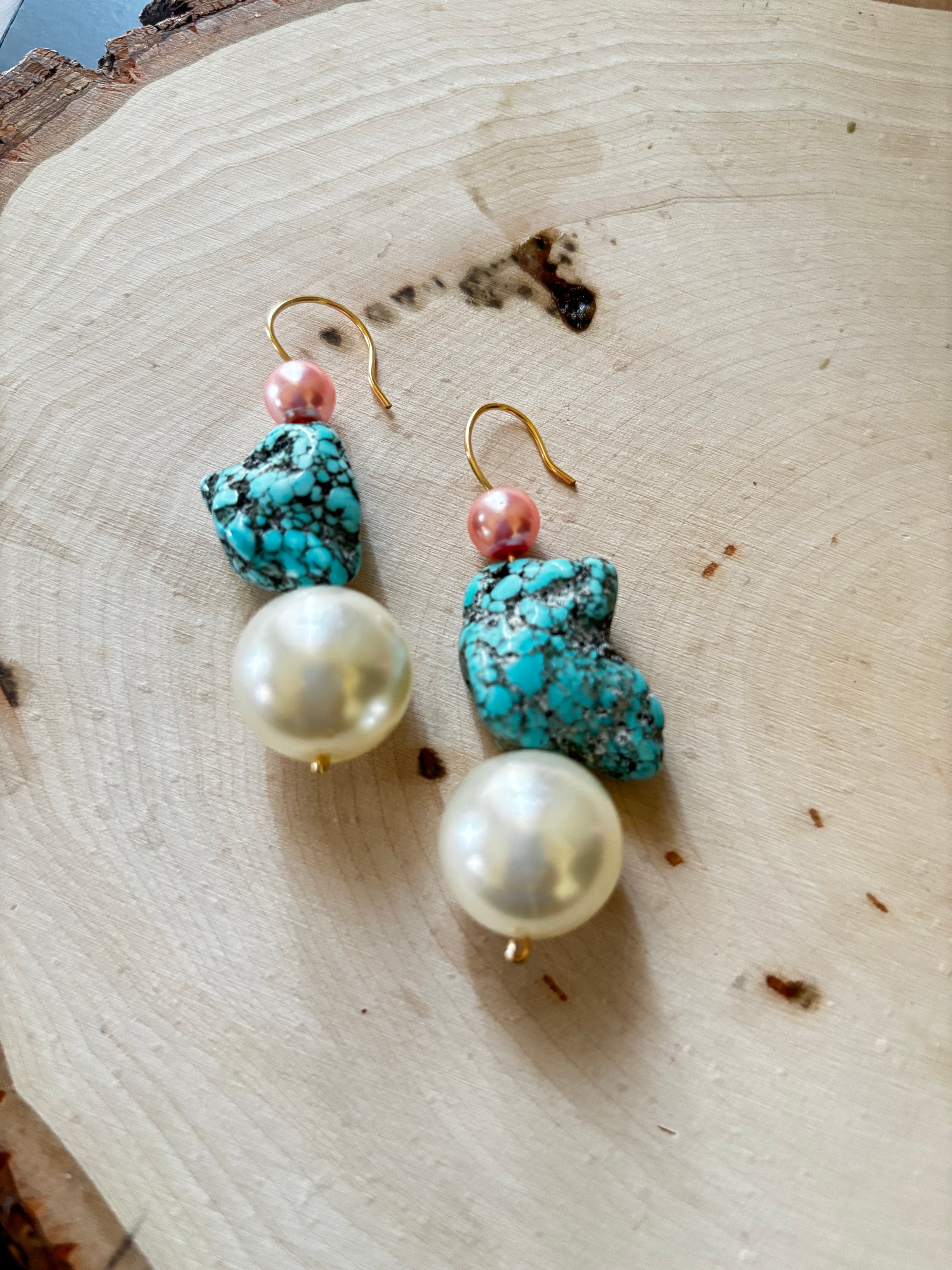 Faux pearl/turquoise howlite earring