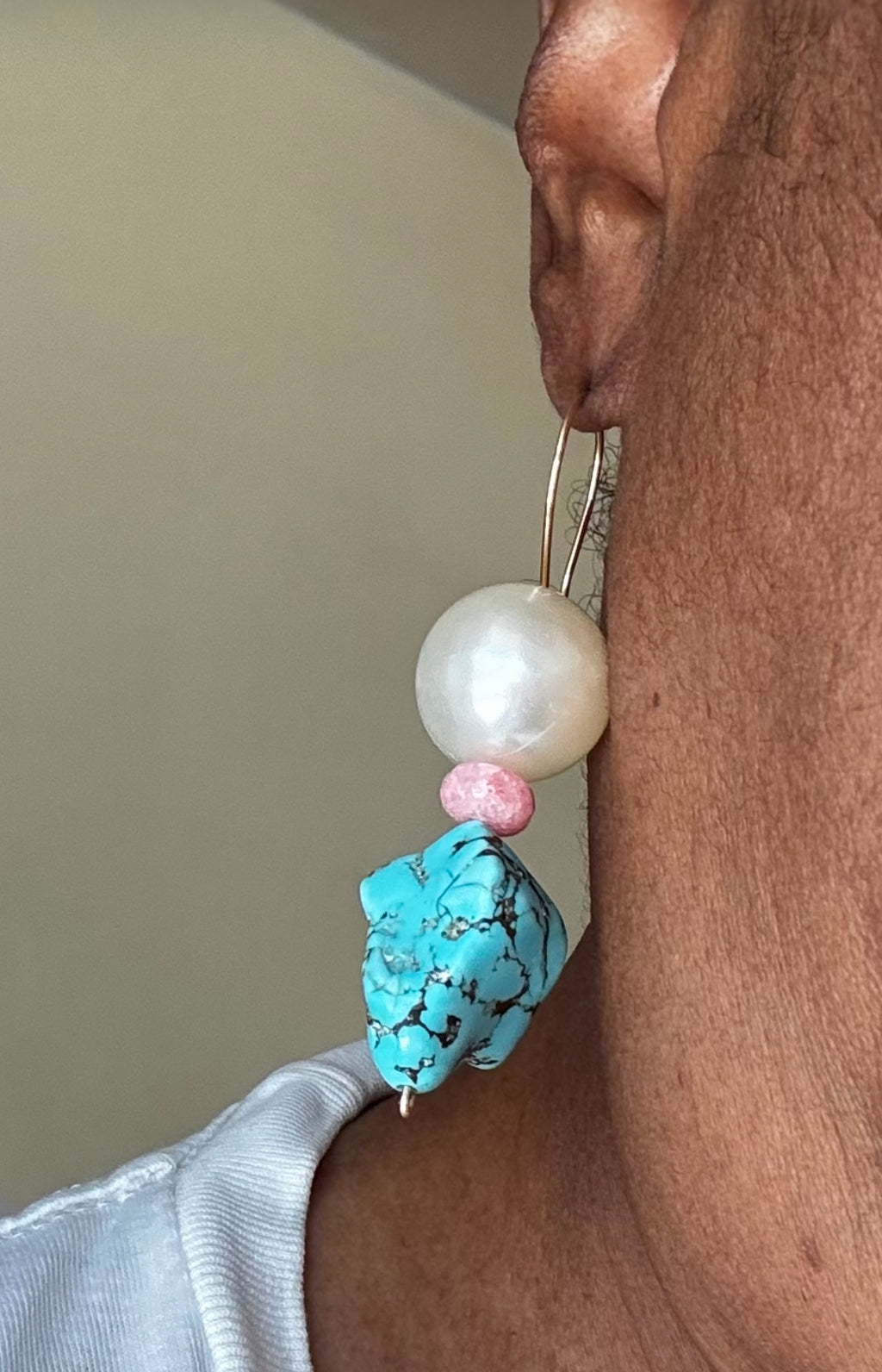 Faux pearl/turquoise howlite earring